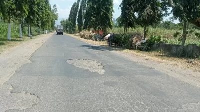 Jalan Raya Desa Kras Rusak Selama Setahun, Warga Keluhkan Minimnya Perbaikan