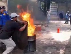 Damkar Satpol PP Kabupaten Kediri Latih Warga Keniten Mojo Cegah Kebakaran