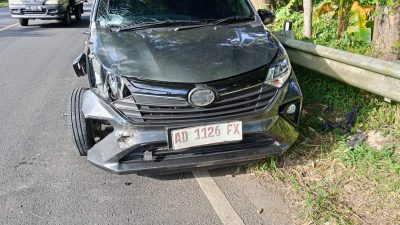 Gagal Bermanuver di Tikungan, Mobil Sigra Tabrak Pemotor di Gondang Tulungagung, Satu Orang Luka