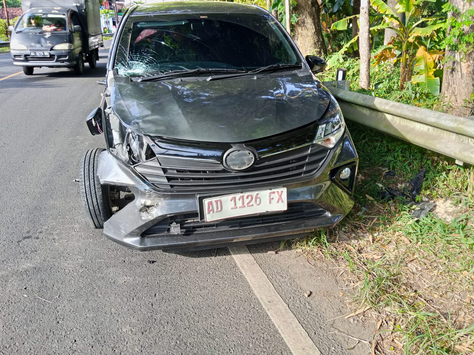 Gagal Bermanuver di Tikungan, Mobil Sigra Tabrak Pemotor di Gondang Tulungagung, Satu Orang Luka