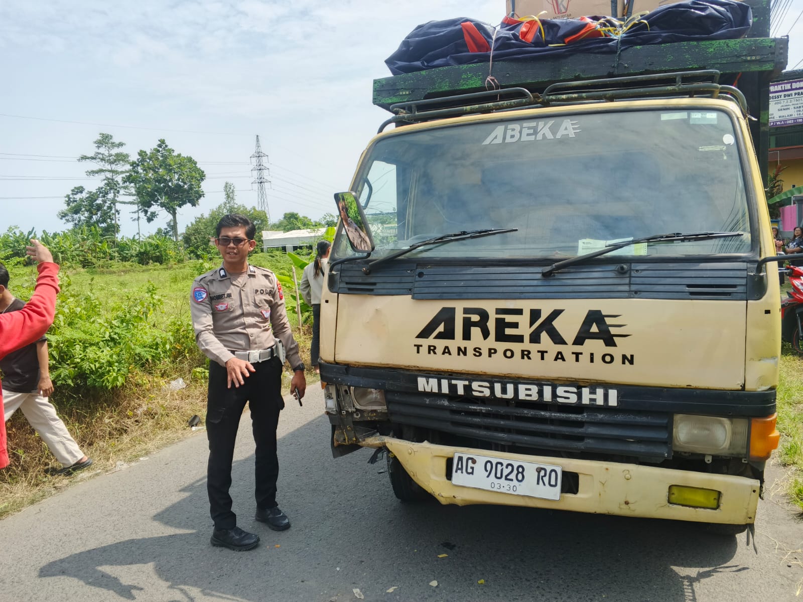 Kendarai Motor Terlalu ke Kanan, Pemuda di Tulungagung Alami Kecelakaan dan Tabrak Truk