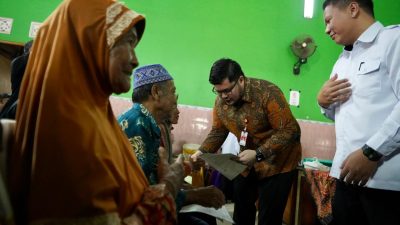 Bupati Kediri Mas Dhito Bagikan 5.800 Sertifikat PTSL kepada Warga Desa Tiron, Ini Infonya