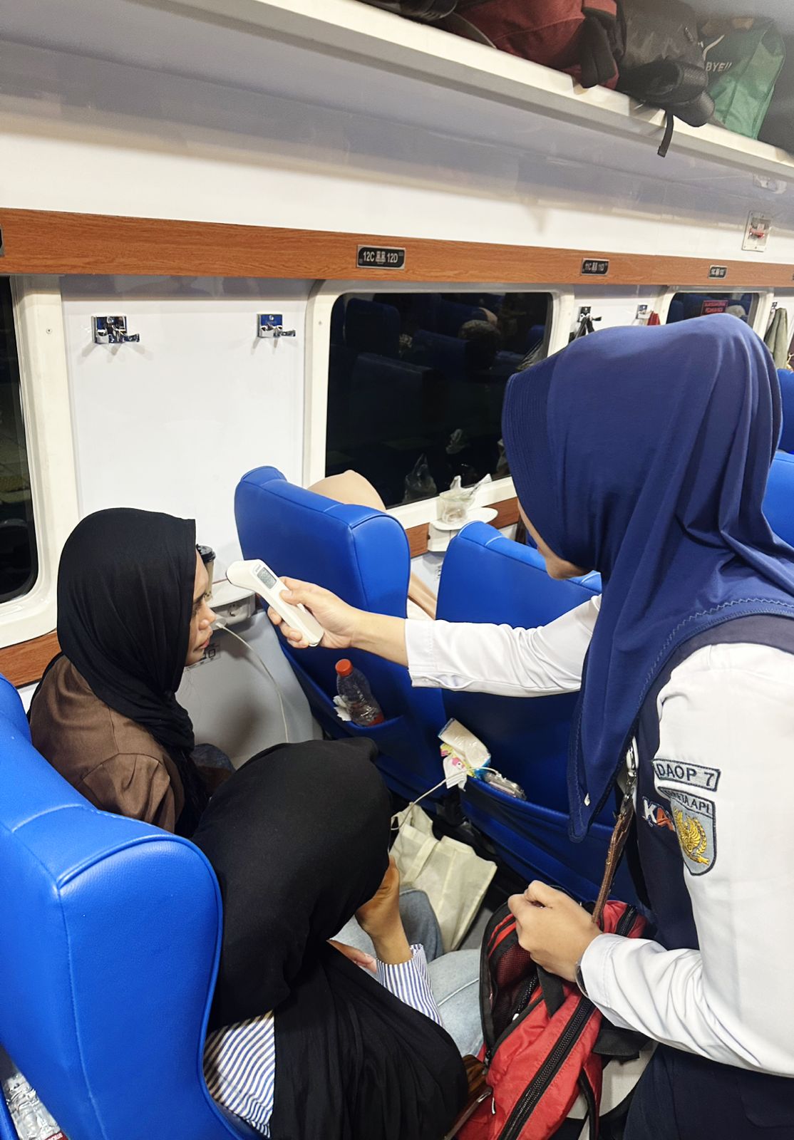 Petugas medis KAI saat mengecek kesehatan penumpang pada masa angkutan Nataru. (aziz