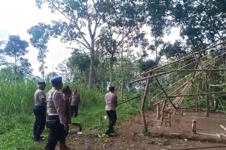 Polisi Bongkar Arena Sabung Ayam di Singosari