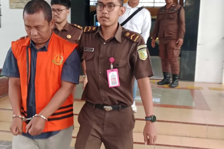 Kades Mangunrejo Diserahkan Polda Jatim ke Kejari Kediri Terkait Kasus Rekayasa Pengisian Perangkat Desa