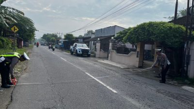 Pesepeda Lansia Tewas Ditabrak Mobil, Korban Terpental Puluhan Meter, Pelaku Melarikan Diri