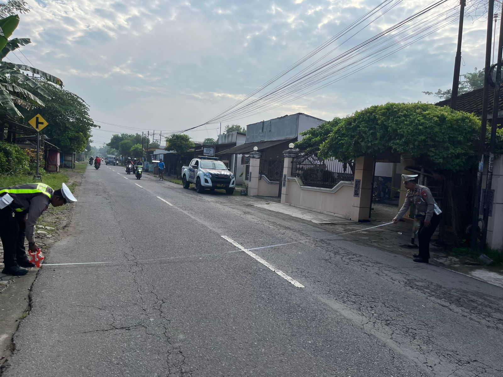 Pesepeda Lansia Tewas Ditabrak Mobil, Korban Terpental Puluhan Meter, Pelaku Melarikan Diri