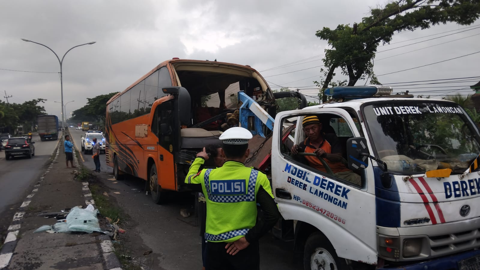 Bus Rute Bali–Bojonegoro Tabrak Truk di Pucuk Lamongan, Sopir dan Kondektur Luka