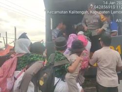 Gunakan Truk Dinas, Polres Lamongan Sigap Antar Pelajar ke Sekolah di Tengah Banjir