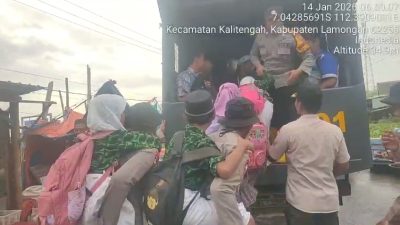 Gunakan Truk Dinas, Polres Lamongan Sigap Antar Pelajar ke Sekolah di Tengah Banjir