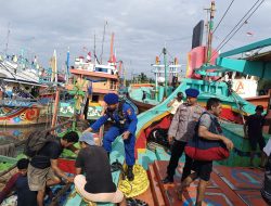 Diterjang Cuaca Ekstrem, Kapal Nelayan Terbalik di Perairan Paciran, Nakhoda dan ABK Selamat