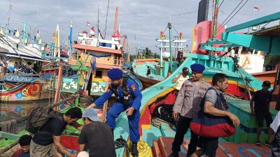 Diterjang Cuaca Ekstrem, Kapal Nelayan Terbalik di Perairan Paciran, Nakhoda dan ABK Selamat