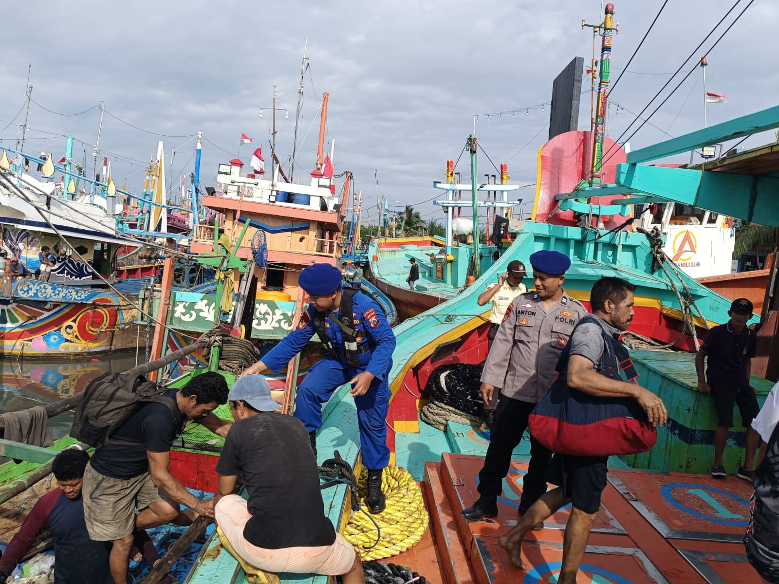 Diterjang Cuaca Ekstrem, Kapal Nelayan Terbalik di Perairan Paciran, Nakhoda dan ABK Selamat