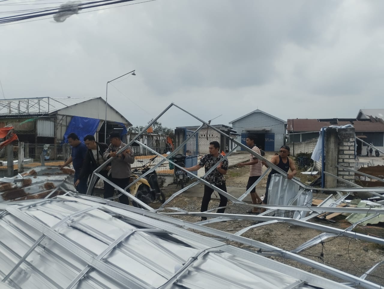 Puting Beliung Terjang Sukodadi Lamongan, Rumah Warga hingga Tempat Usaha Alami Kerusakan