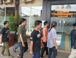 Diduga Gelapkan Dana Kompensasi Pabrik Rp777 Juta, Kades Waru Wetan Dilaporkan ke Polres Lamongan