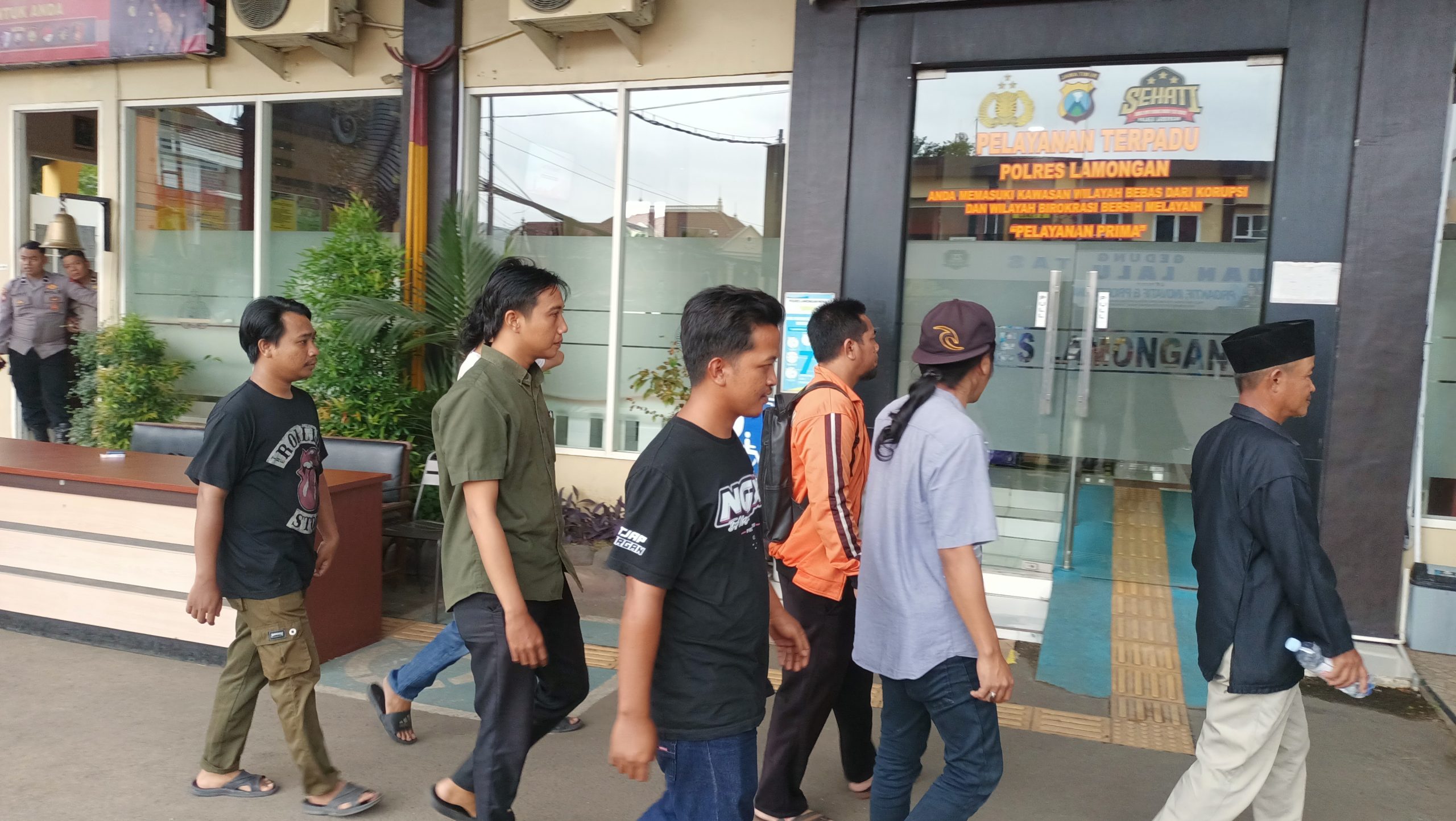 Diduga Gelapkan Dana Kompensasi Pabrik Rp777 Juta, Kades Waru Wetan Dilaporkan ke Polres Lamongan