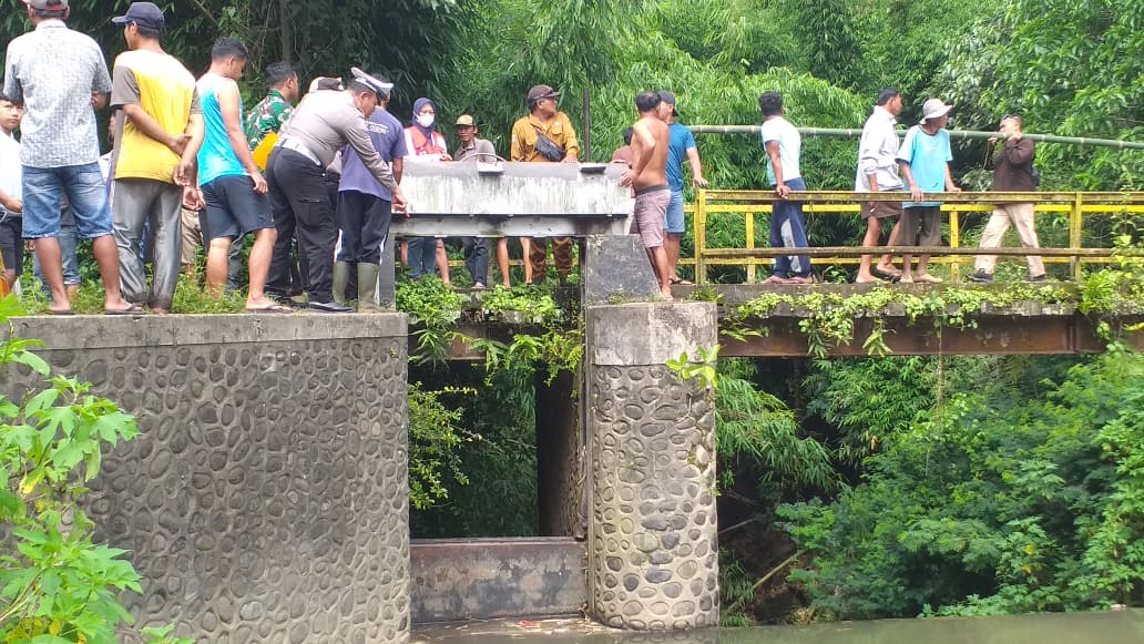 Gerak Cepat Polisi dan SAR Gabungan Evakuasi Lansia Terseret Arus di DAM Bululawang