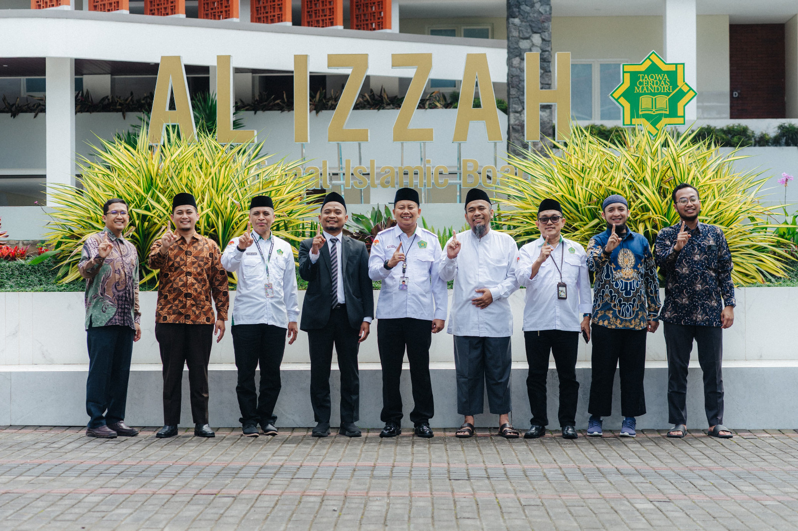 SMA Al-Izzah Kota Batu Dinobatkan sebagai Role Model Budaya Religius Terbaik se-Jawa Timur