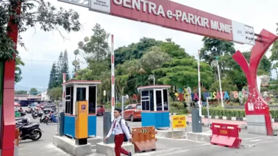 Diduga Kena Getok Tarif Parkir, Wisatawan Keluhkan Biaya Parkir di Alun-Alun Kota Batu