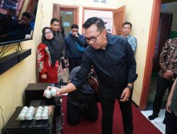 Wali Kota Batu Tinjau Produksi Telur Asin UMKM di Desa Pesanggrahan