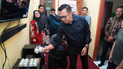 Wali Kota Batu Tinjau Produksi Telur Asin UMKM di Desa Pesanggrahan