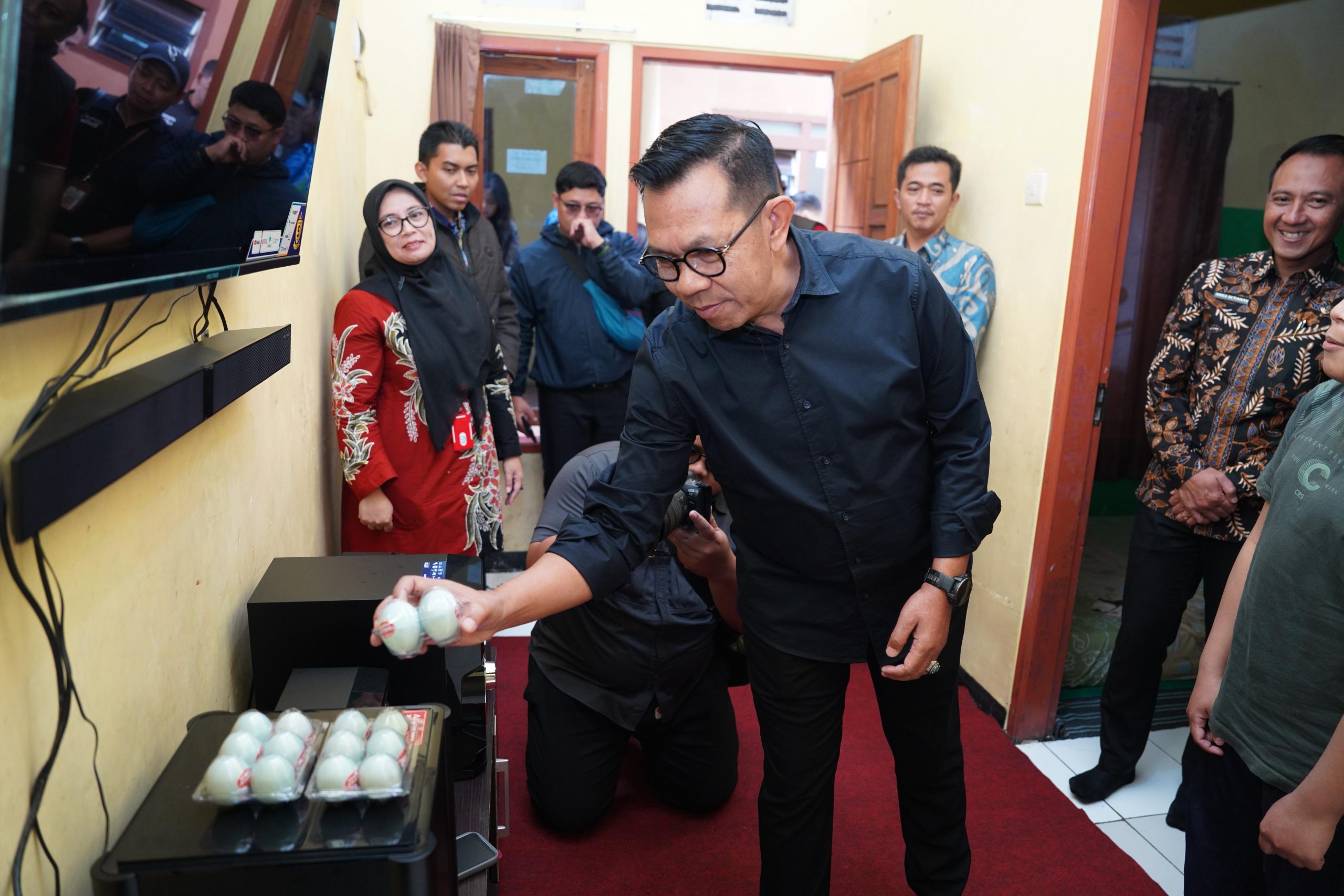 Wali Kota Batu Tinjau Produksi Telur Asin UMKM di Desa Pesanggrahan