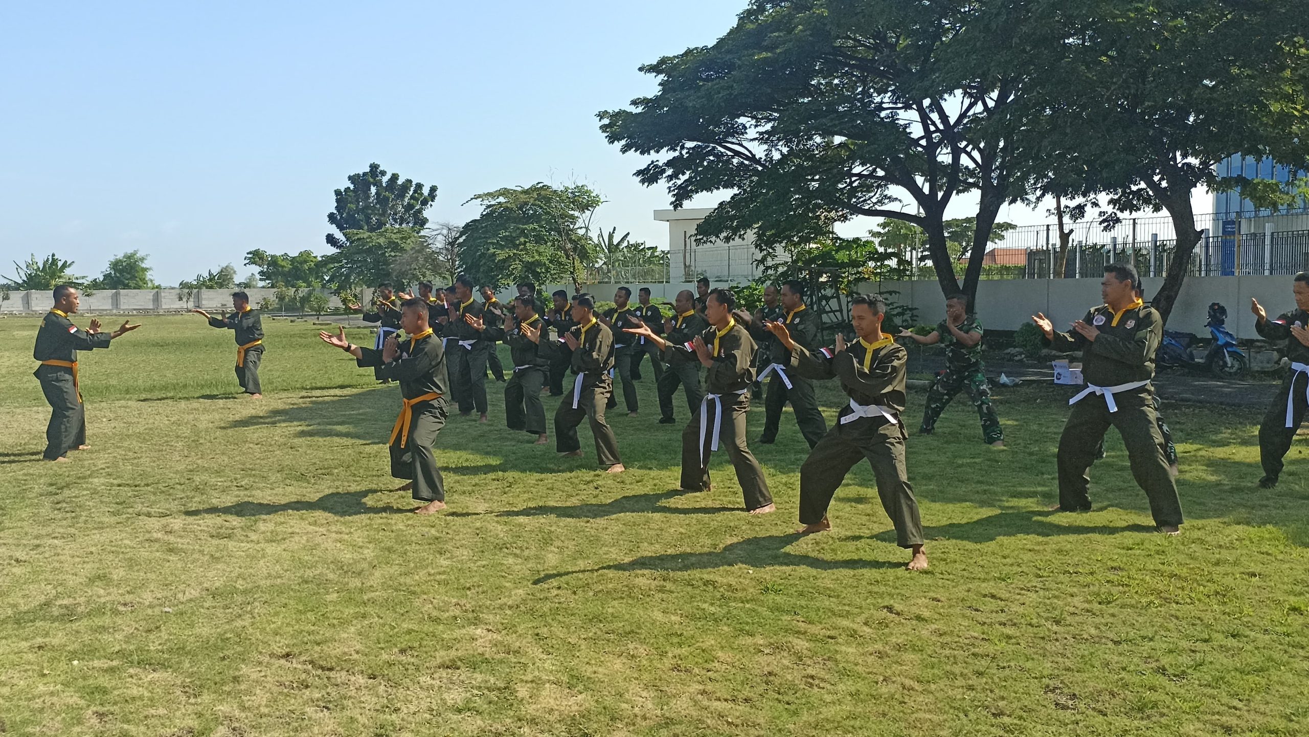Asah Kemampuan Tempur Jarak Dekat, Prajurit Kodim 0812 Lamongan Intensifkan Latihan Pencak Silat Militer