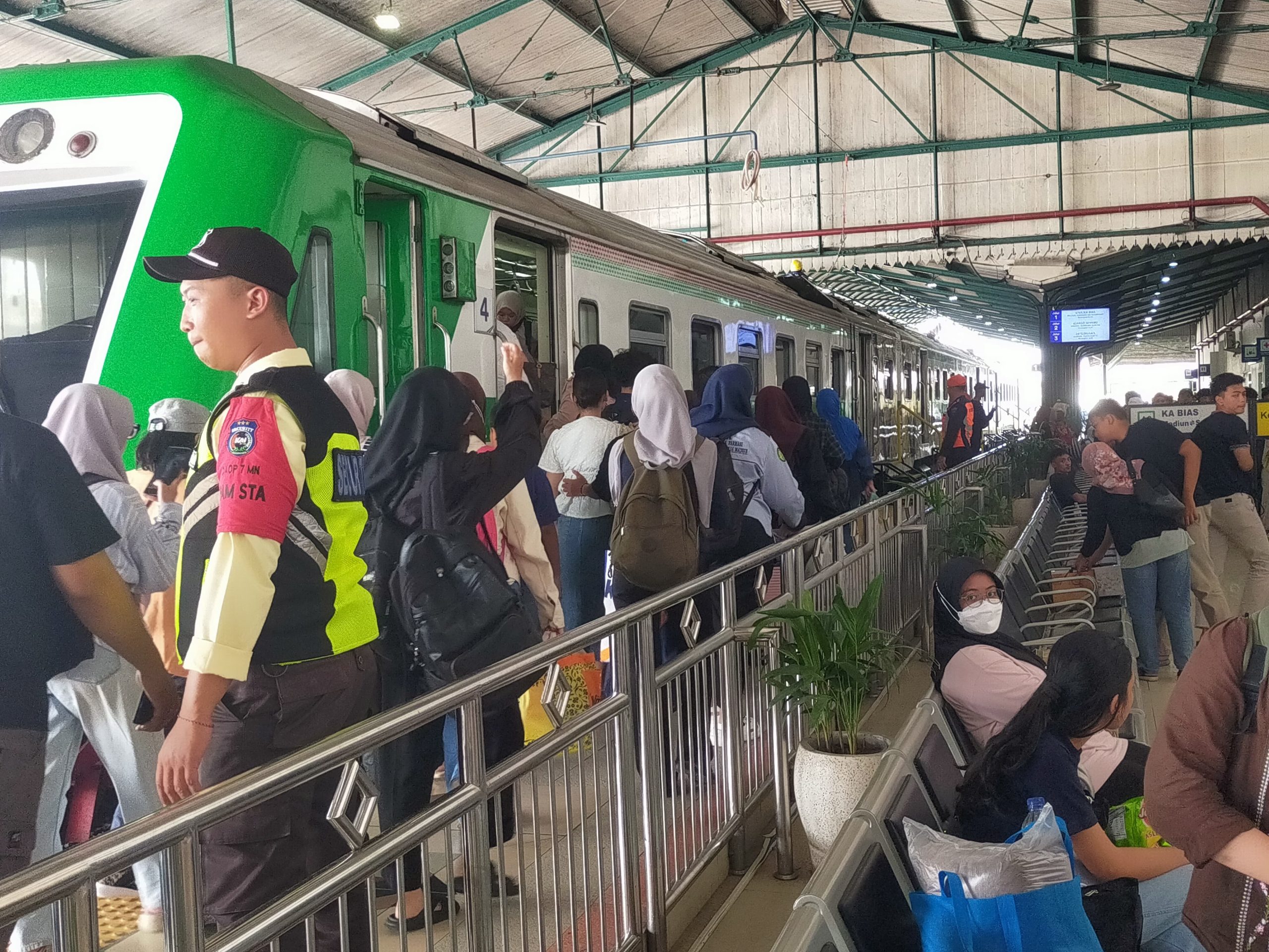 Okupansi KA Lokal Bias Tembus 148 Persen Selama Nataru, Layanan Kereta–Bandara Madiun Kian Diminati