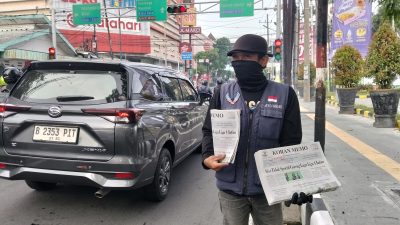 Bertahan di Tengah Gempuran Digital, Ayik Loper Koran dari Pojok Kota Kedir Bertekat Tak Menyerah