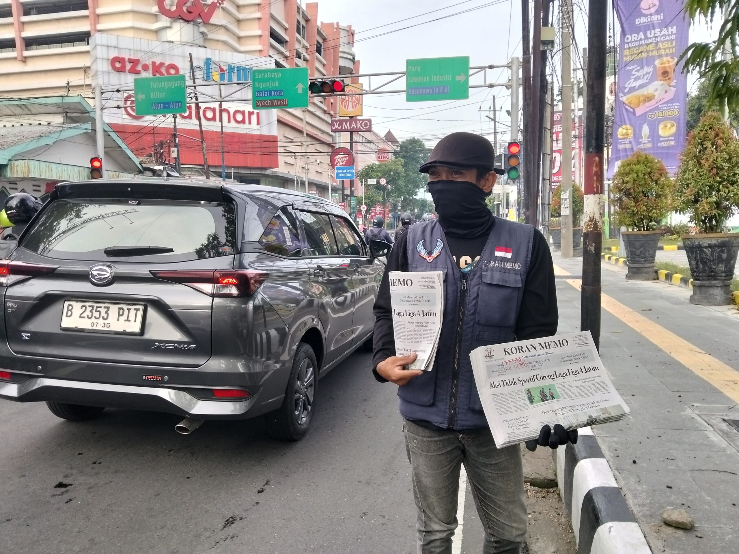 Bertahan di Tengah Gempuran Digital, Ayik Loper Koran dari Pojok Kota Kedir Bertekat Tak Menyerah