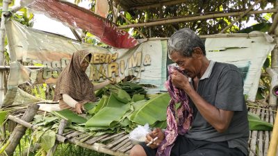 Puluhan Tahun Menggantungkan Hidup di Bantaran Sungai Kedak, Pasangan Lansia Ngampel Bertahan dari Kebun Pisang Kluthuk