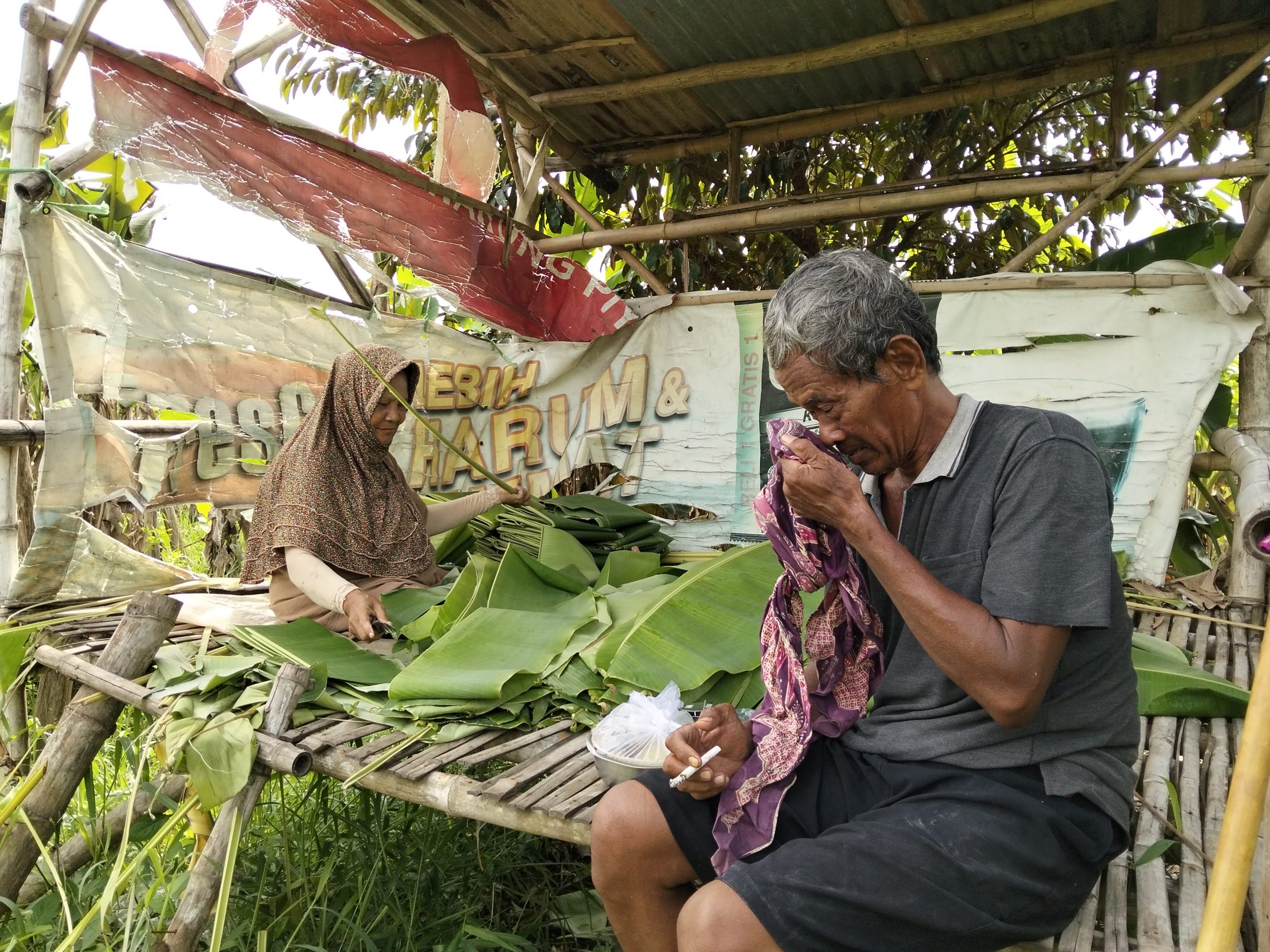 Puluhan Tahun Menggantungkan Hidup di Bantaran Sungai Kedak, Pasangan Lansia Ngampel Bertahan dari Kebun Pisang Kluthuk