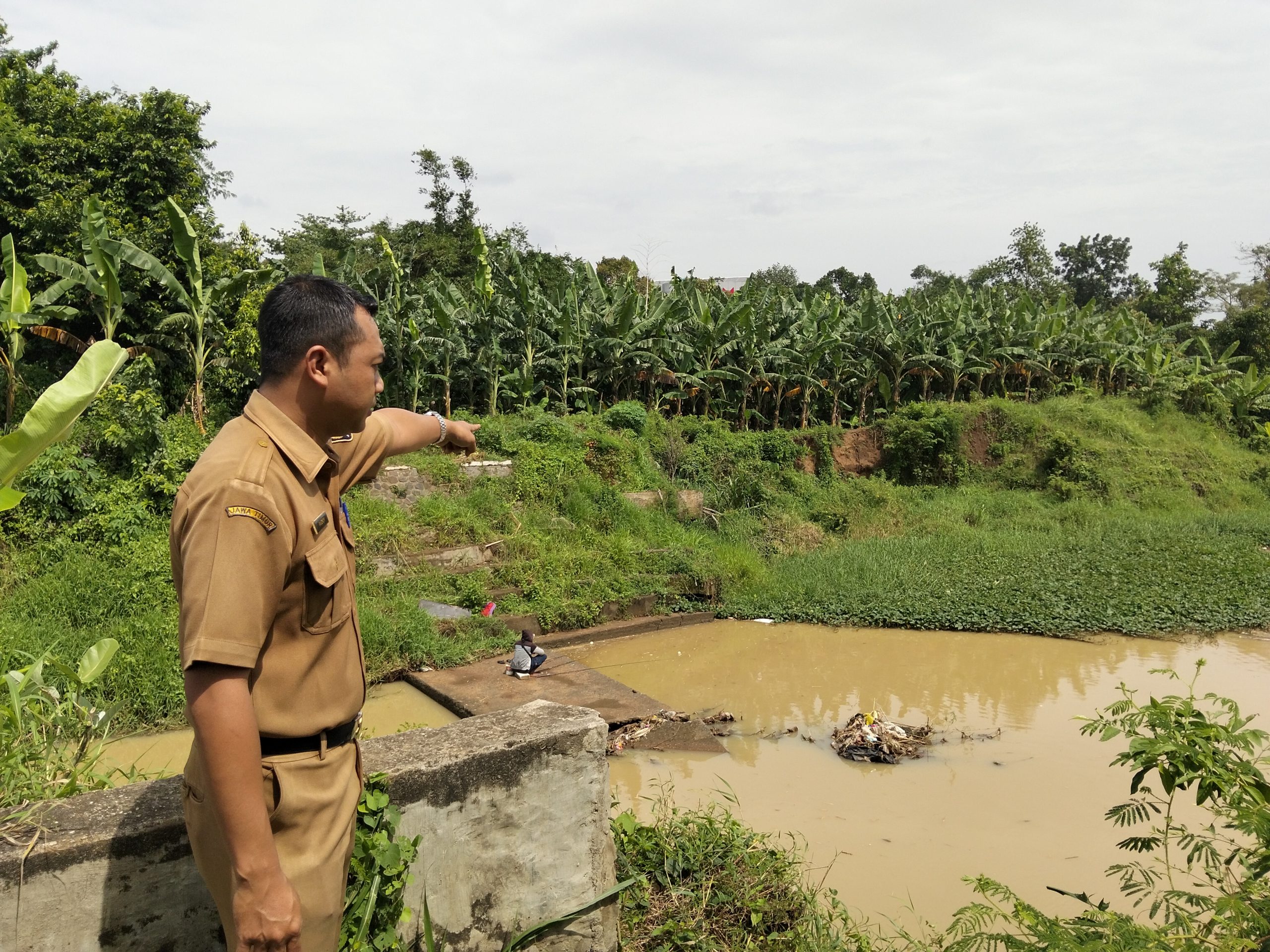 Sebagai bentuk keseriusan, pihak kelurahan bersama perangkat dan Kasi Trantib Kecamatan Mojoroto melakukan peninjauan langsung ke sepanjang bantaran Sungai Kedak untuk melihat kondisi riil di lapangan.