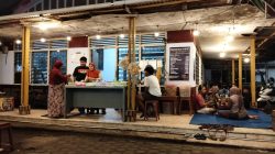 Sego Pecel Pincuk “A We We”, Kuliner Ndeso Ikonik di Ngasem yang Selalu Diburu Pembeli