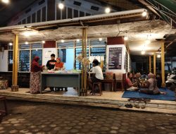 Sego Pecel Pincuk “A We We”, Kuliner Ndeso Ikonik di Ngasem yang Diburu Pembeli
