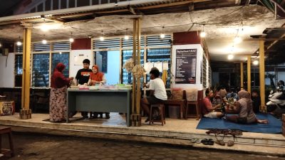 Sego Pecel Pincuk “A We We”, Kuliner Ndeso Ikonik di Ngasem yang Diburu Pembeli