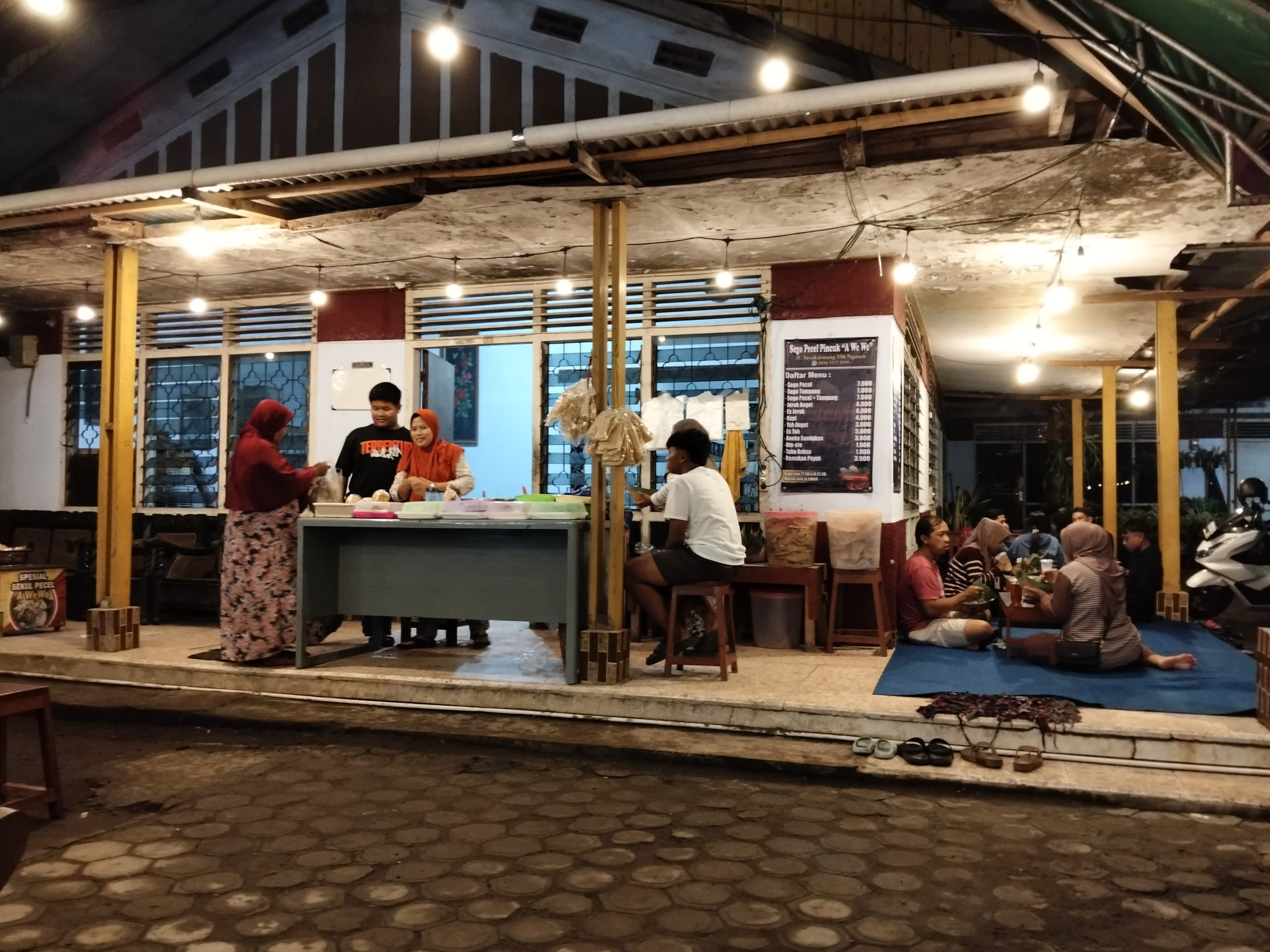 Sego Pecel Pincuk “A We We”, Kuliner Ndeso Ikonik di Ngasem yang Selalu Diburu Pembeli