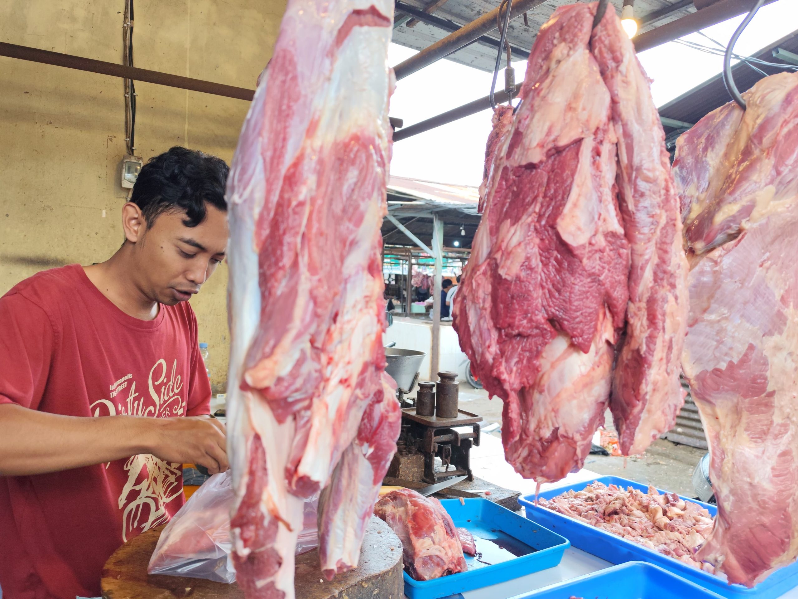 Program MBG Menyasar Pasar, Pedagang Daging Sapi Kediri Keluhkan Omzet Merosot hingga 50 Persen