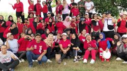 Ratusan warga dari RW 05, RW 06, dan RW 07 memadati Lapangan Bence