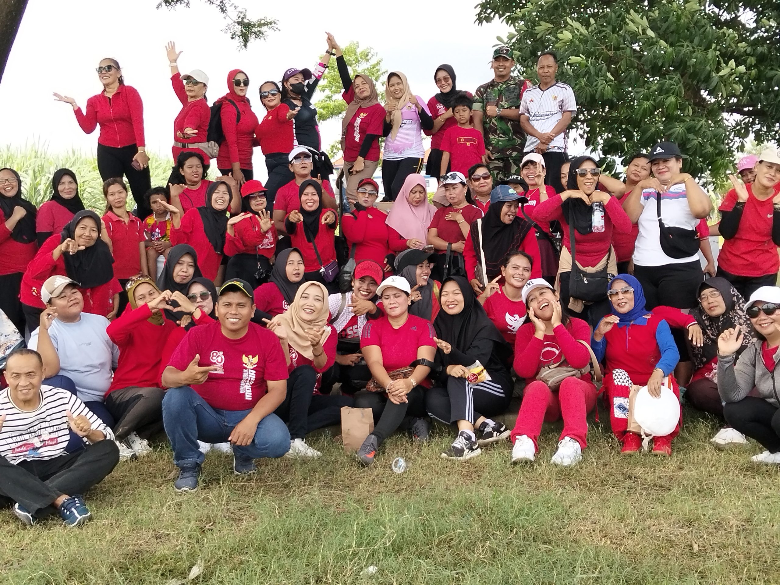 Ratusan warga dari RW 05, RW 06, dan RW 07 memadati Lapangan Bence