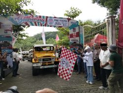 Ratusan Mobil Klasik Berjajar di Kawasan Goa Selomangleng, Gathering PPMKI Jatim Angkat Wisata Kota Kediri