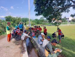 Warga Desa Bulu, Kabupaten Kediri Gotong Royong Bersihkan Jalan Tani di Sawah Bogo dalam Rangka Peringati Hari Desa Nasional
