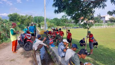 Warga Desa Bulu, Kabupaten Kediri Gotong Royong Bersihkan Jalan Tani di Sawah Bogo dalam Rangka Perin