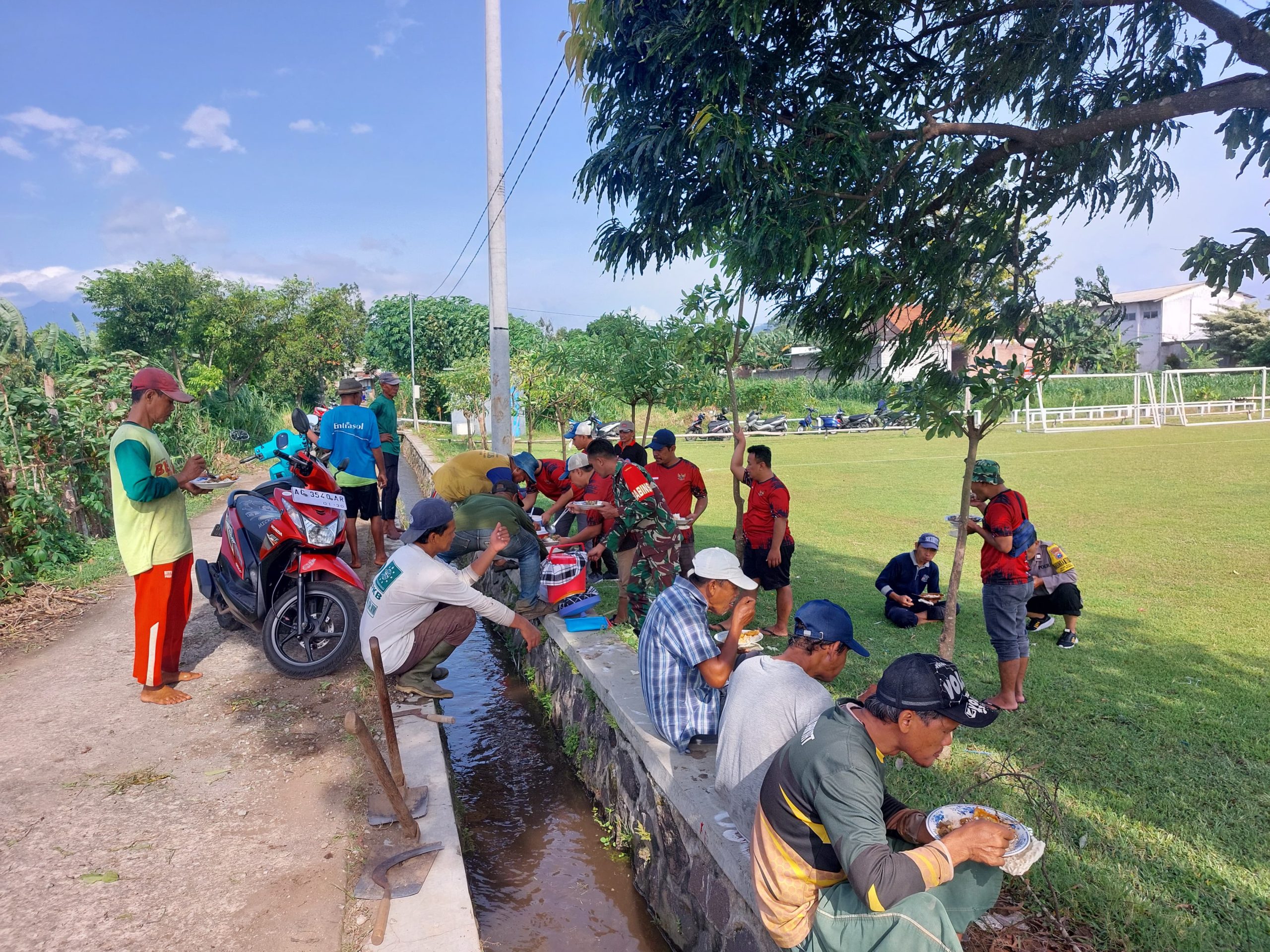 Warga Desa Bulu, Kabupaten Kediri Gotong Royong Bersihkan Jalan Tani di Sawah Bogo dalam Rangka Perin