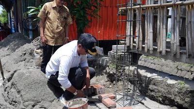 Warga RW 07 Kelurahan Kaliombo Kota Kediri Gotong Royong Bangun Gapura Lingkungan, Ini Infonya