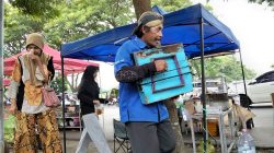 Ditemani Bass Betot Lawas, Seorang Pengamen di Kediri Bertahan Mencari Rezeki