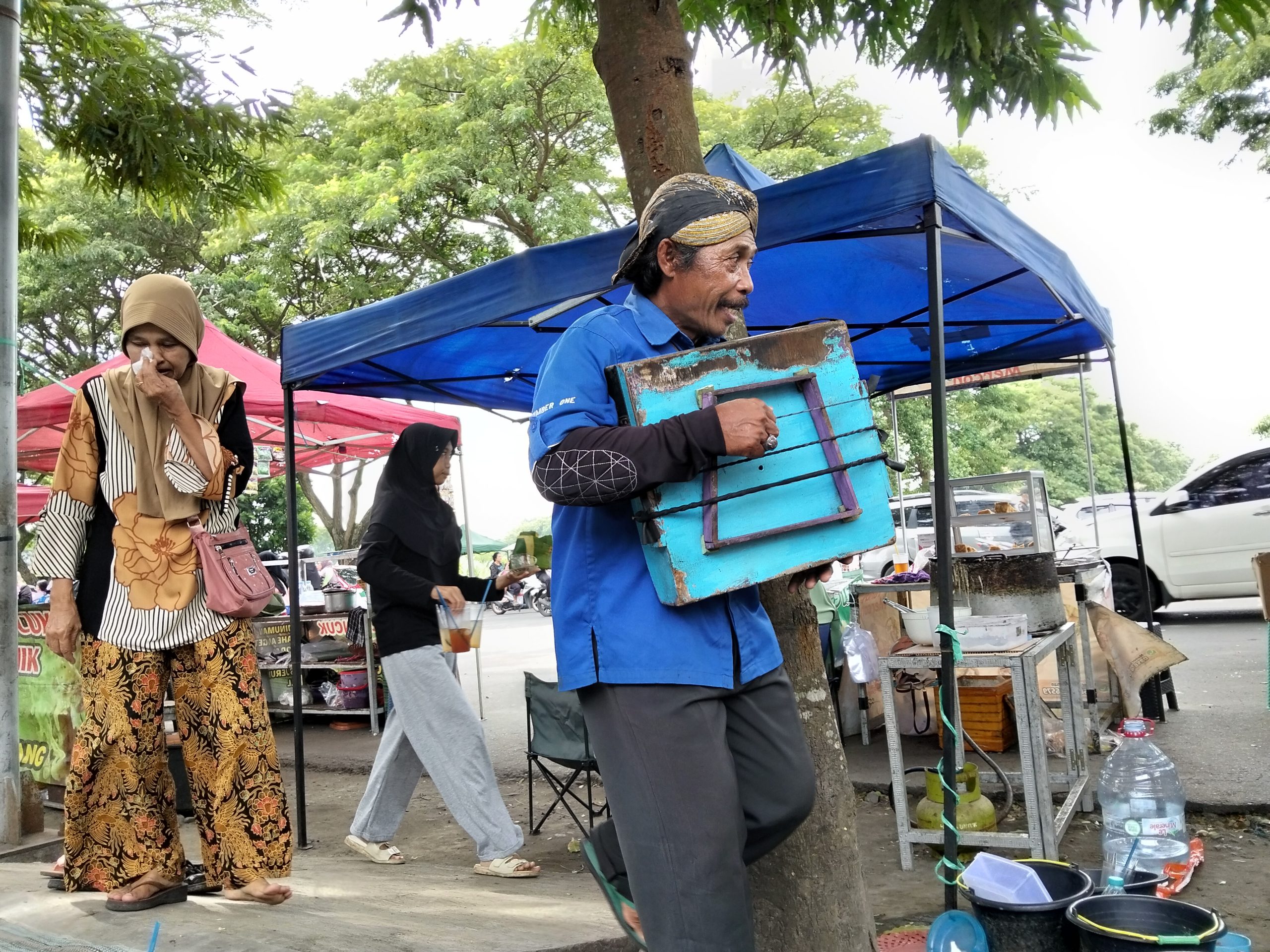 Ditemani Bass Betot Lawas, Seorang Pengamen di Kediri Bertahan Mencari Rezeki