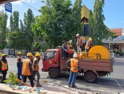 PLN UP3 Kediri Mengganti Konduktor SUTM 20 kV, Sejumlah Wilayah Dipadamkan Salah Satunya Jalan Mayor Bismo Kota Kediri
