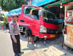 Kecelakaan Tunggal Terjadi di Jalan Sersan Bahrun Kediri, Truk Pasir Oleng Menabrak Toko Madura, Sempat Ganggu Arus Lalu Lintas