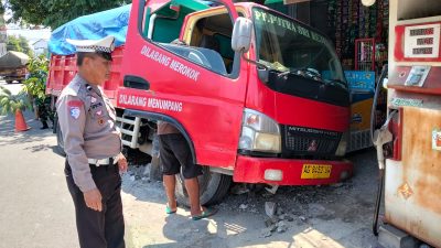 Kecelakaan Tunggal Terjadi di Jalan Sersan Bahrun Kediri, Truk Oleng Menabrak Toko Madura, Sempat Ganggu Arus Lalu Lintas